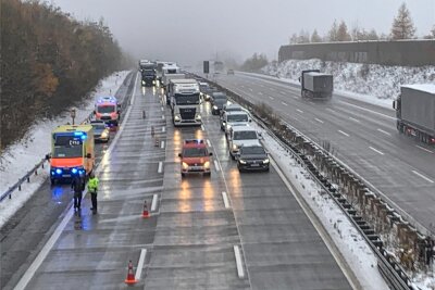 Brennender Transporter: Vollsperrung der A4 und 60.000 Euro Schaden - Die Autobahn musste während der Löscharbeiten voll gesperrt werden.