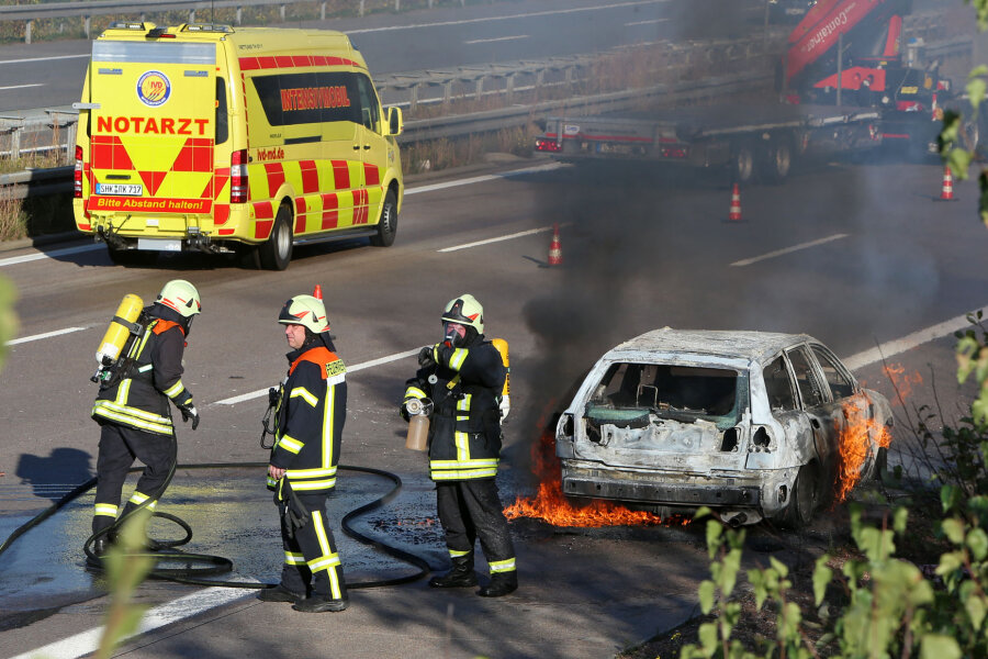 Brennendes Auto auf der A 4 - Stau im Pendlerverkehr - Das Auto brannte komplett aus.