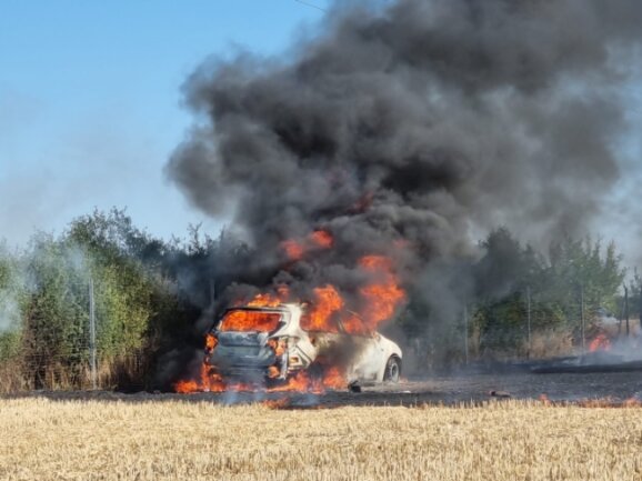 Ein brennender Opel hat laut Polizei zu dem ausgedehnten Feldbrand in Langenhessen geführt. 