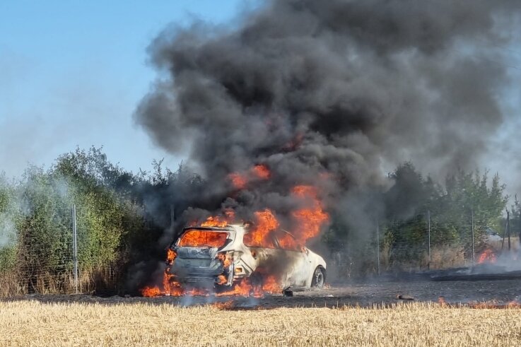 Brennendes Auto löst großen Feldbrand aus - Ein brennender Opel hat laut Polizei zu dem ausgedehnten Feldbrand in Langenhessen geführt. 