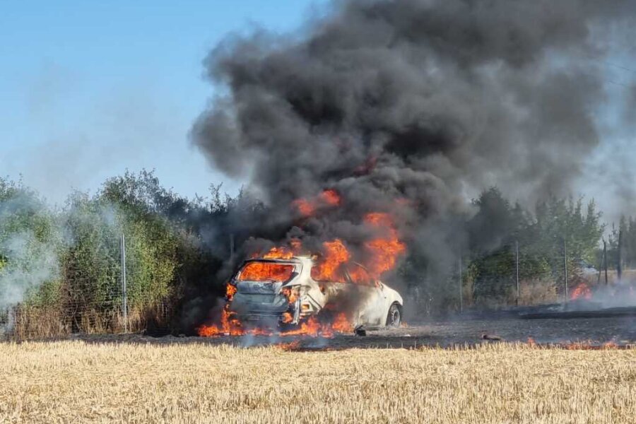 Brennendes Auto löst großen Feldbrand in Langenhessen aus 
