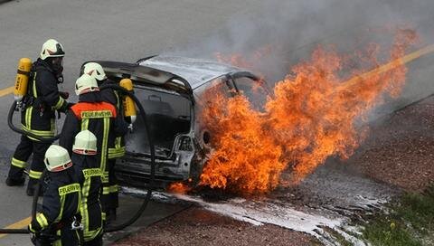 Brennendes Auto sorgt für Stau auf A4 - 