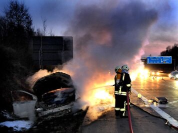 Ein Fahrzeugbrand hat am Donnerstagabend den Feierabendverkehr in Richtung Dresden erheblich gestört