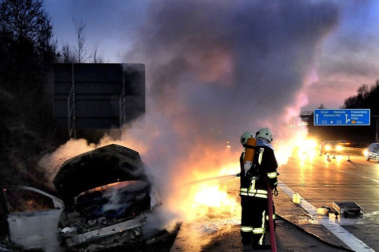 Ein Fahrzeugbrand hat am Donnerstagabend den Feierabendverkehr in Richtung Dresden erheblich gestört