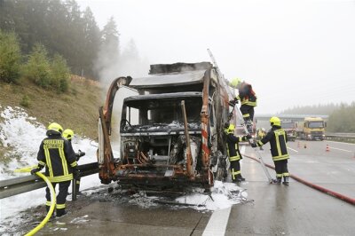 Brennendes Müllauto behindert Verkehr auf der A4 - 
