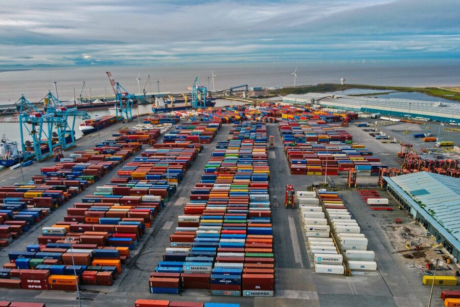 Brexit schadet Kleidungs- und Schuhexporten in EU - Container im Hafen von Liverpool: Großbritannien ist seit 2021 nicht mehr Mitglied des EU-Binnenmarkts und der Zollunion.