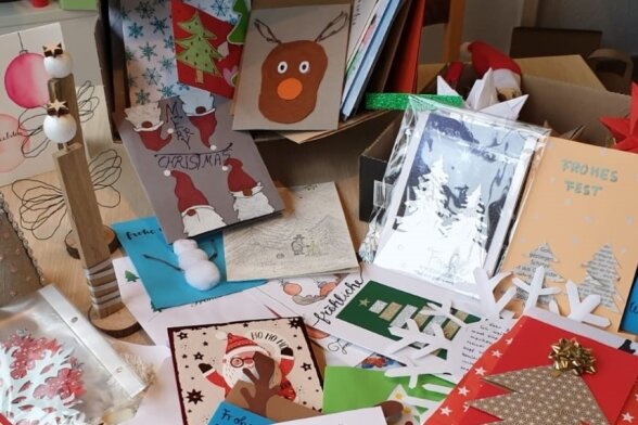 Briefe, die ein Lächeln schenken - Mit selbst gebastelten Karten und lieben Worten haben sich viele an der Weihnachtsaktion beteiligt. 