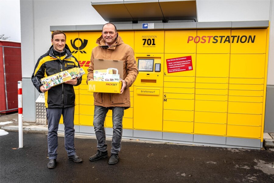 Briefe, Pakete und mehr - DHL spendiert seinen Packstationen in Limbach-Oberfrohna ein Upgrade - DHL-Regionalleiter Vincent Ackermann und Oberbürgermeister Gerd Härtig stehen vor einer neuen Poststation am Limbach-Oberfrohnaer Kaufland.