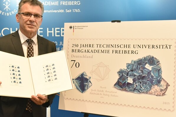 Briefmarke wirbt für  TU Bergakademie Freiberg - Werner Gatzer präsentiert den Entwurf der neuen Marke.