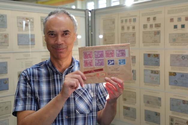 Briefmarken und Umschläge geben ihre Geheimnisse preis - Uwe Gebauer mit einem Einschreibebrief aus dem März 1950, der vom Eilboten zugestellt wurde.