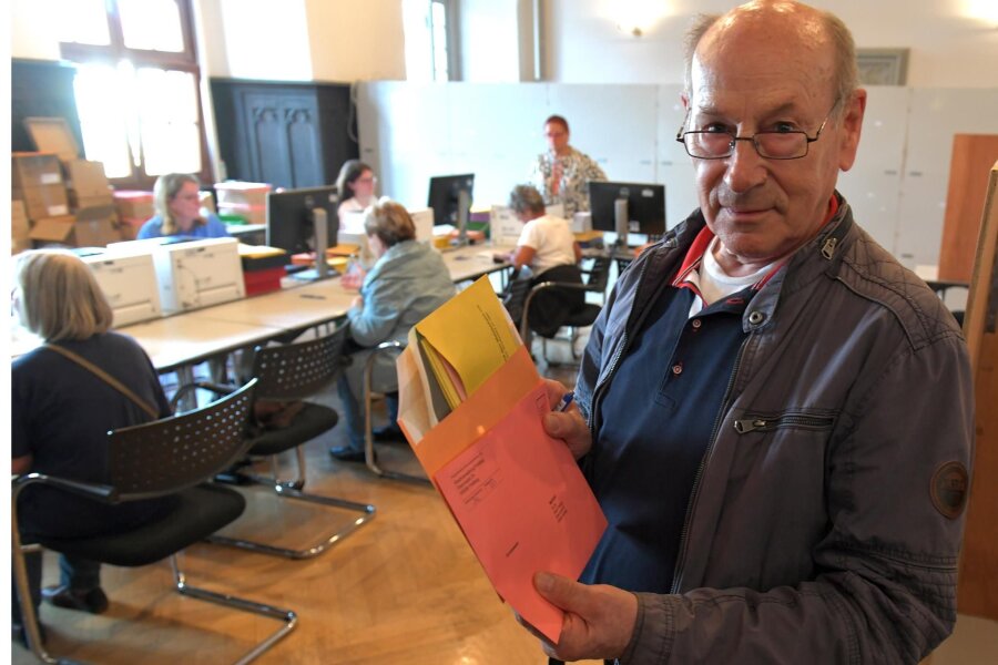 Briefwahl startet in Freiberg - Wer sind die ersten Briefwähler? - Gerhard Martin aus Freiberg hat am Dienstagmorgen das Briefwahllokal im Rathaus der Silberstadt aufgesucht.