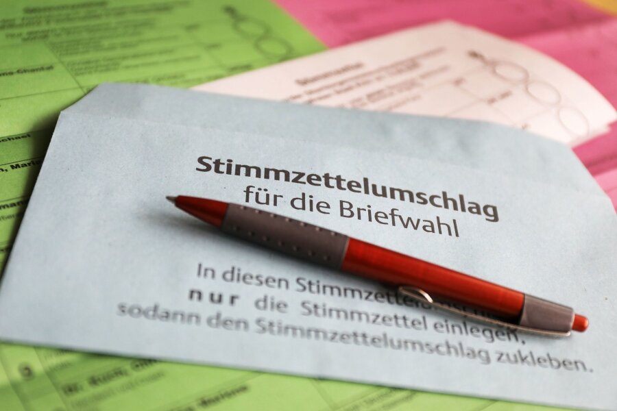 Briefwahlstelle öffnet in Leipzig einen Monat vor Europawahl - Stimmzettel und ein Umschlag für die Briefwahl liegen auf dem Tisch.