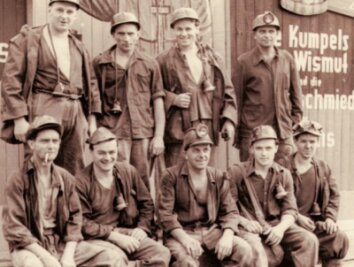 Brigadefotos der Wismut zu sehen - Die Brigade Blum vom Schacht 64 in Schlema Mitte der 1960er-Jahre. 