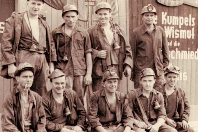 Brigadefotos der Wismut zu sehen - Die Brigade Blum vom Schacht 64 in Schlema Mitte der 1960er-Jahre. 