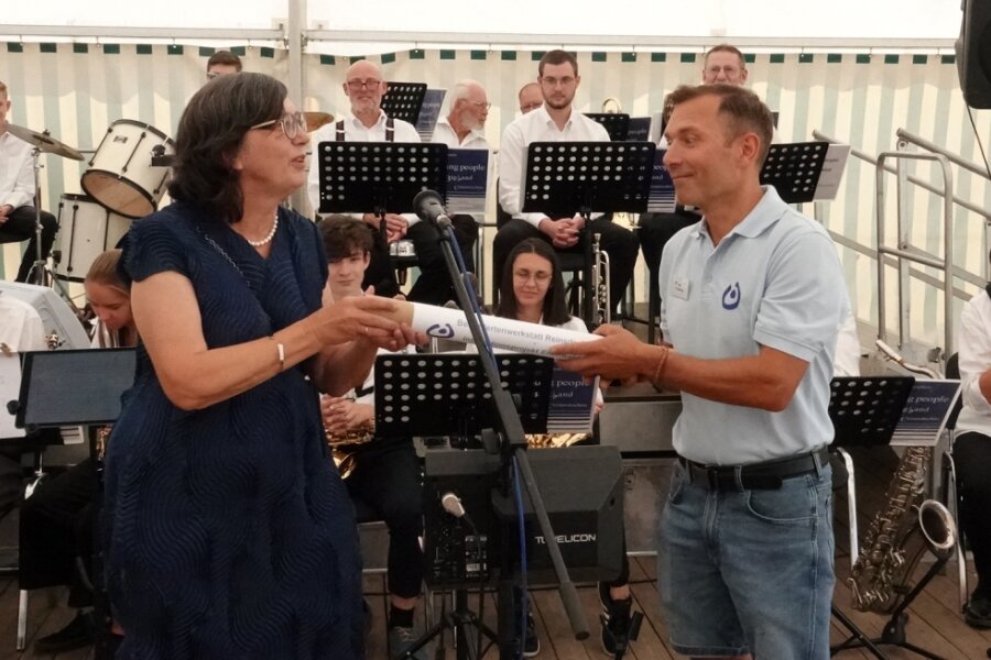 Brigitte Brode übt das Loslassen - Zum Sommerfest der Behindertenwerkstatt in Reinsdorf hat Brigitte Brode symbolisch den Staffelstab an ihren Nachfolger Ralf Spolwig übergeben. 