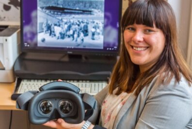 Brille ermöglicht Blick in die Geschichte - Lydia Schlösinger, Mitarbeiterin der Abteilung Kultur bei der Stadtverwaltung, hat die VR-Brillen schon mal getestet. 