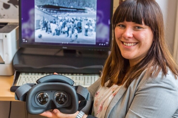 Brille ermöglicht Blick in die Geschichte - Lydia Schlösinger, Mitarbeiterin der Abteilung Kultur bei der Stadtverwaltung, hat die VR-Brillen schon mal getestet. 
