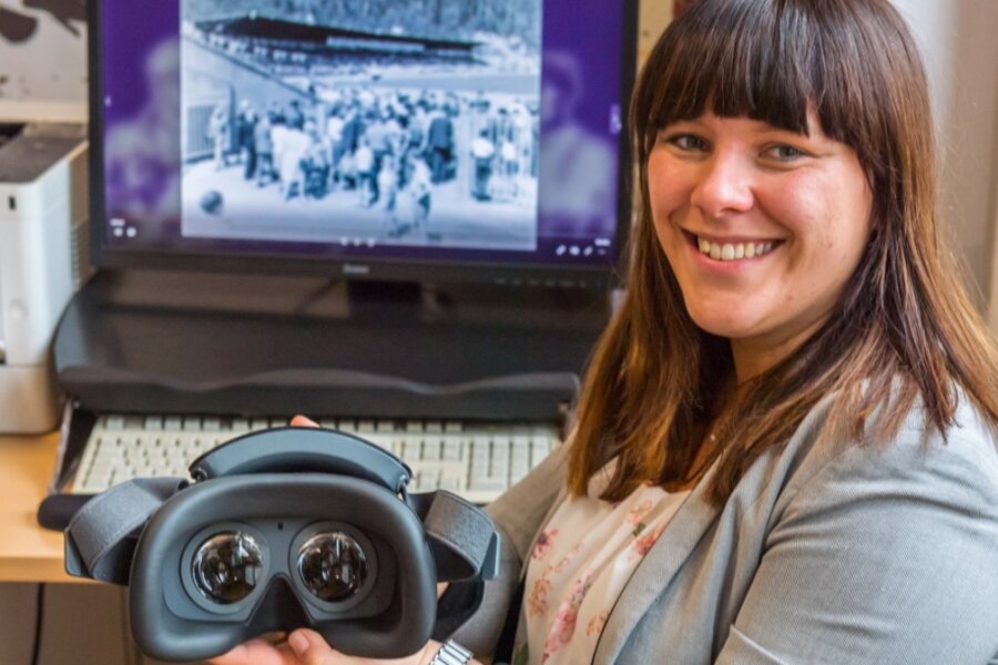 Brille ermöglicht lebendigen Blick in die Geschichte - Aue-Bad Schlema schafft VR-Brillen für einen virtuellen Stadtrundgang an. Lydia Schlösinger, Mitarbeiterin der Abteilung Kultur bei der Stadtverwaltung, hat sie schon mal getestet. 