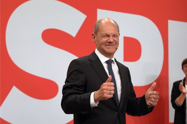 Bringt Scholz der SPD das Kanzleramt? - Einst ungeliebt, jetzt gefeiert: Olaf Scholz bei der Wahlparty im Willy-Brandt-Haus Berlin. Im Hintergrund SPD-Vorsitzende Saskia Esken. 