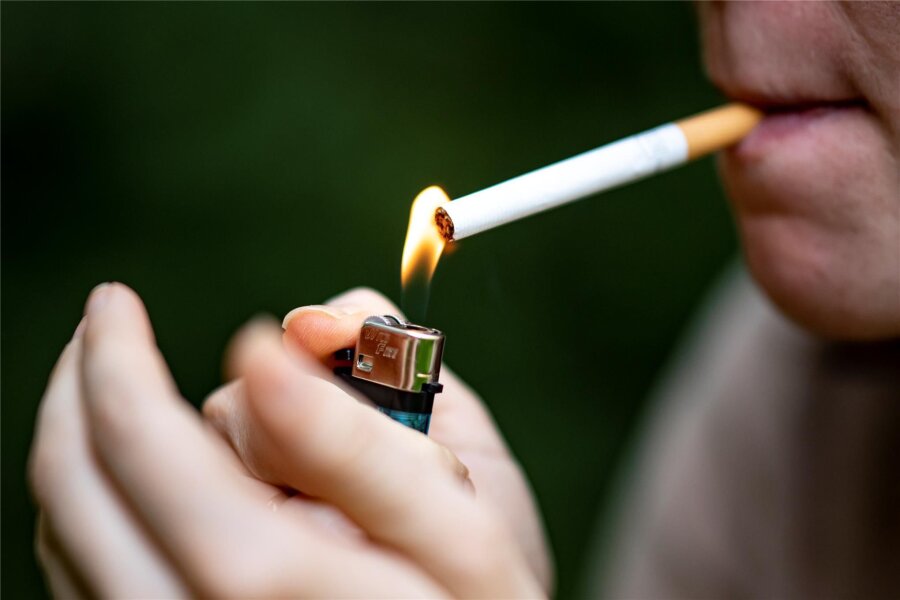 Briten wollen das Rauchen komplett verbieten - Sie machen krank, kosten Geld - und doch können auch in Großbritannien Millionen Menschen nicht ohne Zigarette. Die konservativen Tories wollen dem nun aber zumindest bei den derzeit Jugendlichen ein Leben lang einen Riegel vorschieben.