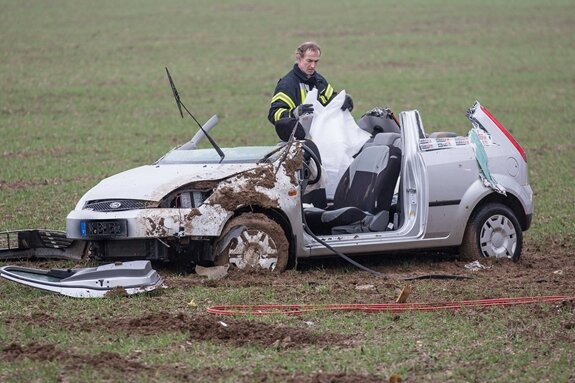 Brockau: Ford überschlägt sich - Fahrerin schwer verletzt - 