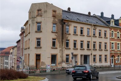 Bröckelnde Fassade gefährdet Verkehr an Auerbacher Kaiserstraße - Das Gebäude Kaiserstraße 2 befindet sich direkt am Kreisel, an der Ecke Plauensche Straße. Wegen herabfallenden Putzes ist der Fußweg seit Heiligabend gesperrt. 