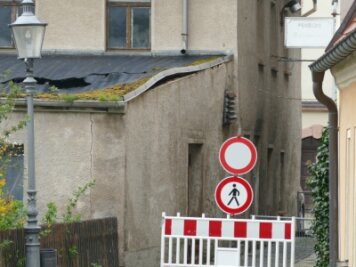 Bröckelnde Fassade in Zschopau gefährdet Fußgänger - Von dem maroden Mauerwerk droht Gefahr. Deshalb bleibt dieser Bereich des Pfarrgäßchens gesperrt. 