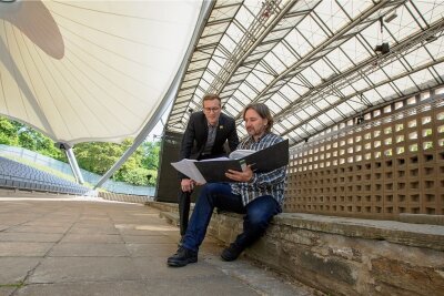 Bröckelnde Parktheater-Bühne in Plauen erhält bis Saison 2024 neues Dach - Kulturbürgermeister Tobias Kämpf (links) und Ronny Bley beraten über die Parktheater-Bühne. 
