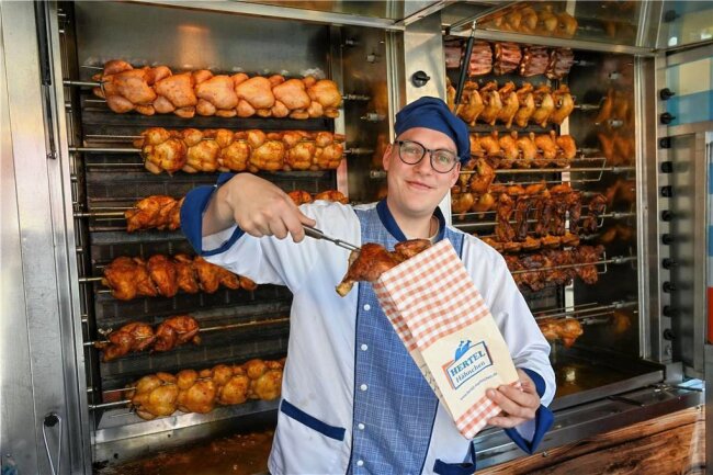 Broiler von der Stange: Hertel-Hähnchen geht neue Wege - Verkäufer Zoltan Horvath ist dienstags mit seinem Grill-Auto mit mehr als 30 Spießen mit Hähnchen, Schenkeln, Schweinshaxen, -rippchen und -bauch auf dem Parkplatz vor dem Netto-Markt in Hartmannsdorf anzutreffen. Dazu gehören Salate, Brezeln, Brötchen, Eier und Dips. Am Freitag steht er in Burgstädt. 