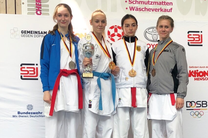 Bronze für junge Rochlitzerin - Barfuß aufs Treppchen: Selina Fabian (r.) vom Karate-Do Rochlitz gewann bei der Deutschen Junioren-Meisterschaft in Ludwigsburg Bronze. Besonders der Kampf um Platz 3 war dabei nervenaufreibend. 
