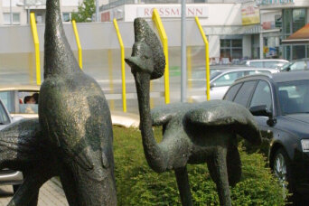 Bronze-Kraniche vom Gelände des Kosmos-Einkaufszentrum gestohlen - Die Skulptur hat mehrfach den Standort gewechselt, blieb dem Kosmos-Center aber immer treu. Nun ist sie weg. 