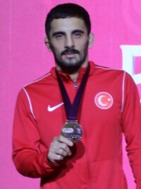 Bronze nach Schultersieg in Rekordzeit - Münir Aktas gewann bei der EM im freien Ringkampf Bronze im Limit bis 65 Kilogramm. 