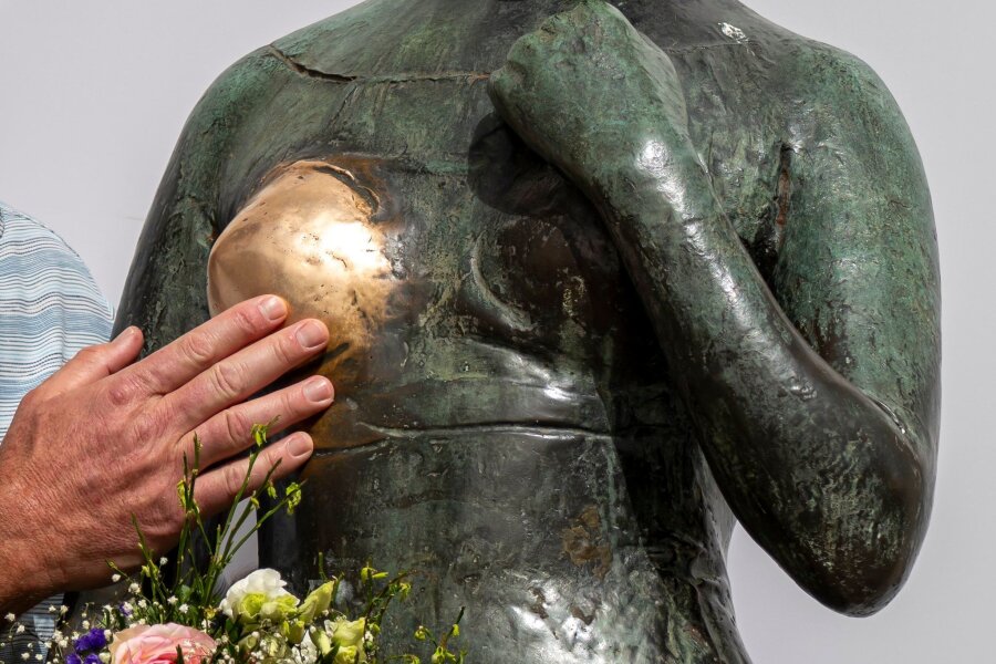 Bronze-Statuen als Zeichen gegen sexuelle Belästigung - Ein sprechendes Detail der bronzenen Frauenstatue "Bezaubernde Julia" in München.