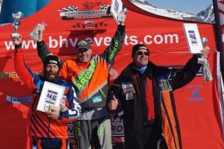 Bronze zum Geburtstag - In Italien schafften es bei der Snowcross-Trophy gleich zwei Erzgebirger aufs Podest. Jens Ullmann (l.) und Tino Weigel (r.) vom MC Grünhain freuten sich über Silber und Bronze. Gold holte Marc Frei. 