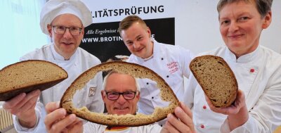 Brot und Brötchen aus dem Vogtland machen Prüfer baff - Qualitätsprüfer Michael Isensee (Mitte) hatte nicht viel auszusetzen. Das freute auch Innungsobermeister Jörg Schürer (links) André Knüpfer und Sabine Geipel. 