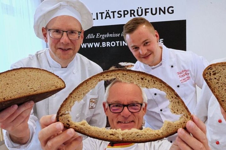 Brot und Brötchen aus dem Vogtland machen Prüfer baff - Qualitätsprüfer Michael Isensee (Mitte) hatte nicht viel auszusetzen. Das freute auch Innungsobermeister Jörg Schürer (links) André Knüpfer und Sabine Geipel. 