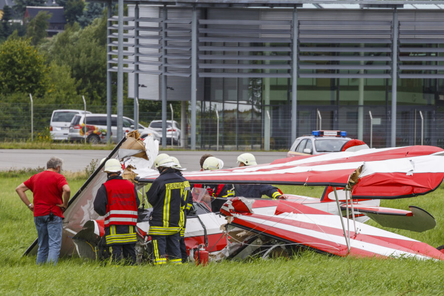 Bruchlandung in Jahnsdorf - Ein Flugzeug ist auf dem Verkehslandeplatz in Jahnsdorf bruchgelandet.