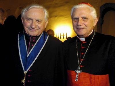 Bruder erleichtert über Rücktritt des Papstes - Der frühere Regensburger Domkapellmeisters, Georg Ratzinger (l), räumte ein, seit Monaten von den Rücktrittsplänen des Papstes gewusst zu haben.