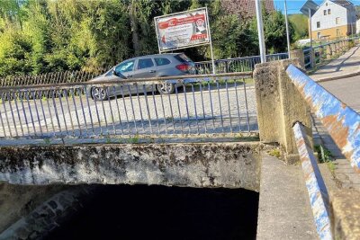 Brücke am Schulberg in Bad Schlema kann erneuert werden - Diese Brücke in Bad Schlema: Sie muss dringend erneuert werden. Der Stadtrat hat den Auftrag jetzt vergeben. 