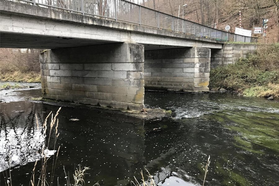 Brücke an der Barthmühle: Wie es mit dem Neubau weitergeht - Marode Brücke: Wegen Ausspülungen unter dem Mittelpfeiler ist das Bauwerk einsturzgefährdet.