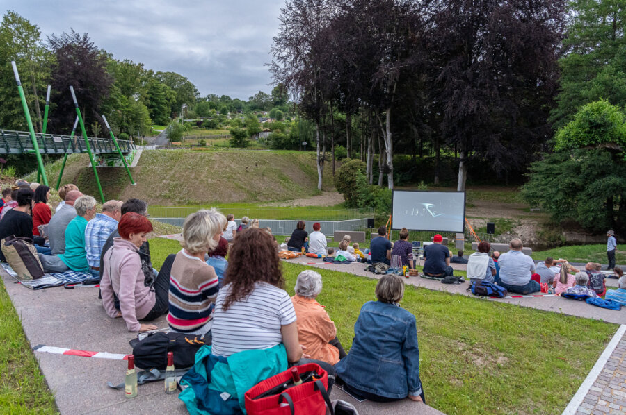 Brücken-Kino feiert in Rodewisch Premiere - Am Fuß der frisch eingeweihten Brücke in Rodewisch schauten sich am Samstag gut 100 Gäste einen Film an. Es soll nicht die letzte Gelegenheit gewesen sein.