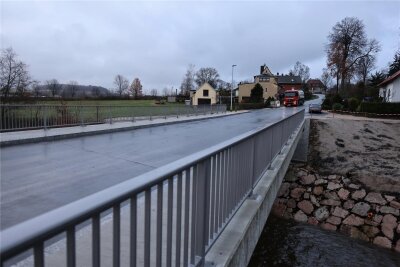 Brückenbau beendet: Wichtige Verbindung nach Thüringen ab Freitag frei - Am Freitag soll die neue Brücke über die Pleiße in Frankenhausen für den Verkehr freigegeben werden.