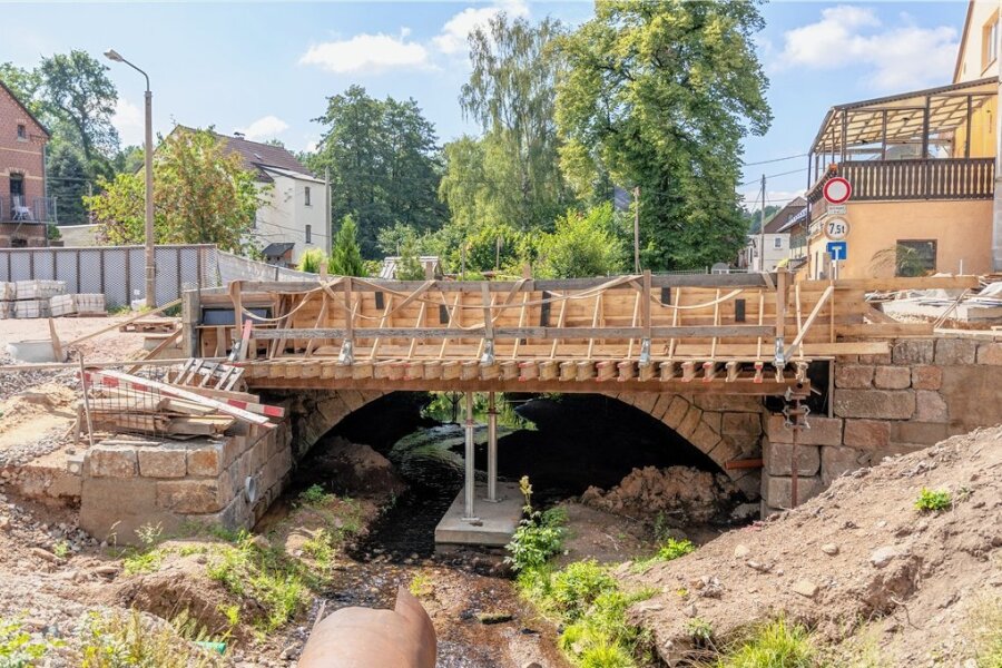 Brückenbau in Plohn dauert länger: Drei weitere Monate Vollsperrung - Der alte Brückenbogen sollte längst abgerissen sein. Die Untersuchung des Baugrundes brachte jedoch eine überraschende Wende. 