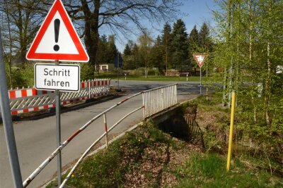 Brückenbau: Ortsdurchfahrt Trieb von Juni bis September gesperrt - Die Brücke an der Alten Falkensteiner Straße ist marode. Deswegen wird sie ersetzt.
