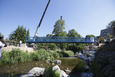 Brückenelement in Einsiedel montiert - Die blaue Fachwerkonstruktion führt ab November Fußgänger über die Zwönitz.