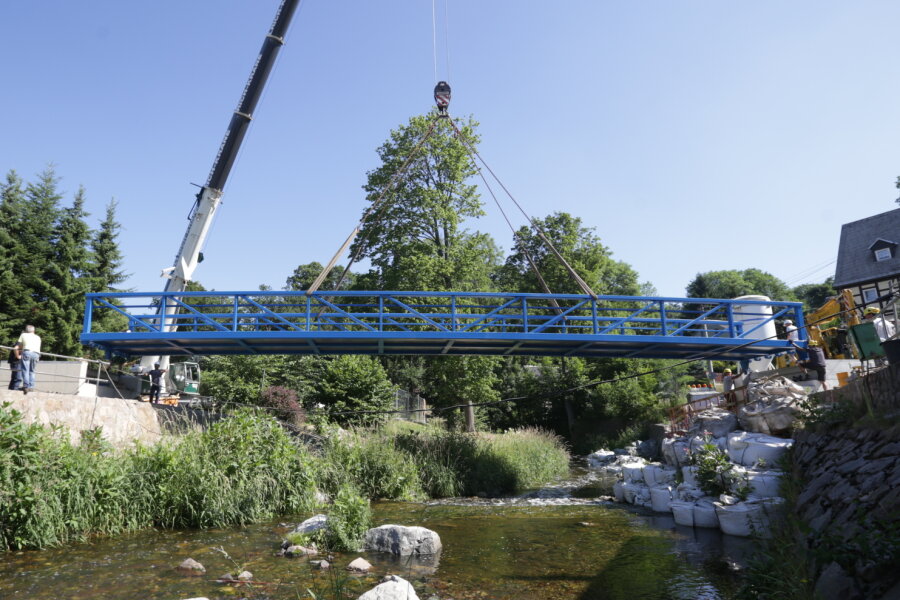 Brückenelement in Einsiedel montiert - Die blaue Fachwerkonstruktion führt ab November Fußgänger über die Zwönitz.