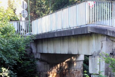 Brückeninstandsetzung in Noßwitz unter Vollsperrung - Ein Widerlager droht abzustürzen, es muss gesichert werden, damit die Brücke weiter befahren werden kann.