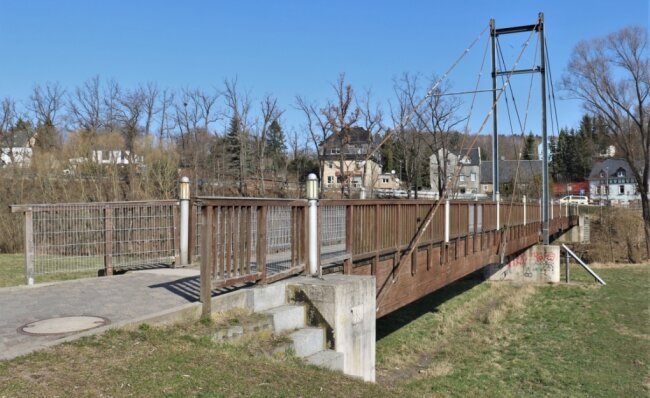 Die vorhandene Brücke aus Holz wurde 1996 montiert. Sie ist längst verschlissen und muss einem Ersatzneubau weichen. Der Baustart soll noch im April erfolgen. 