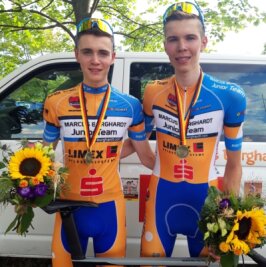 Brüder sichern sich Bronzemedaillen - Die Brüder Pepe (l.) und Toni Albrecht präsentieren stolz ihre Bronzemedaillen von den Deutschen Meisterschaften. 