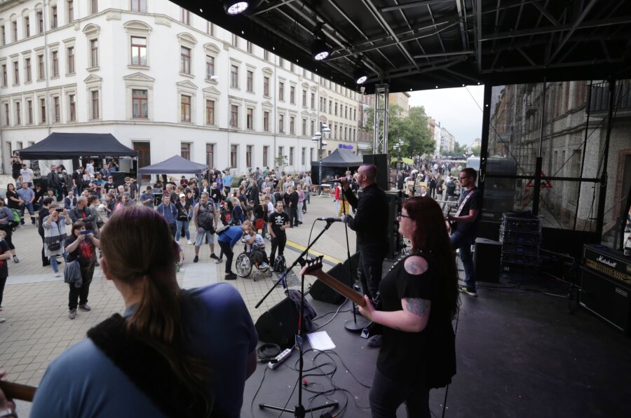 Brühl-Boulevard zieht Musikfreunde an - Bands wie "Ruined Faces" beleben den Brühl.